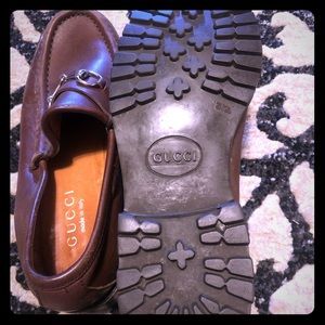 Gucci leather slip on wit perfect condition.